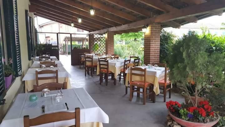 Locanda Della Luna Rossa Calosso ภายนอก รูปภาพ